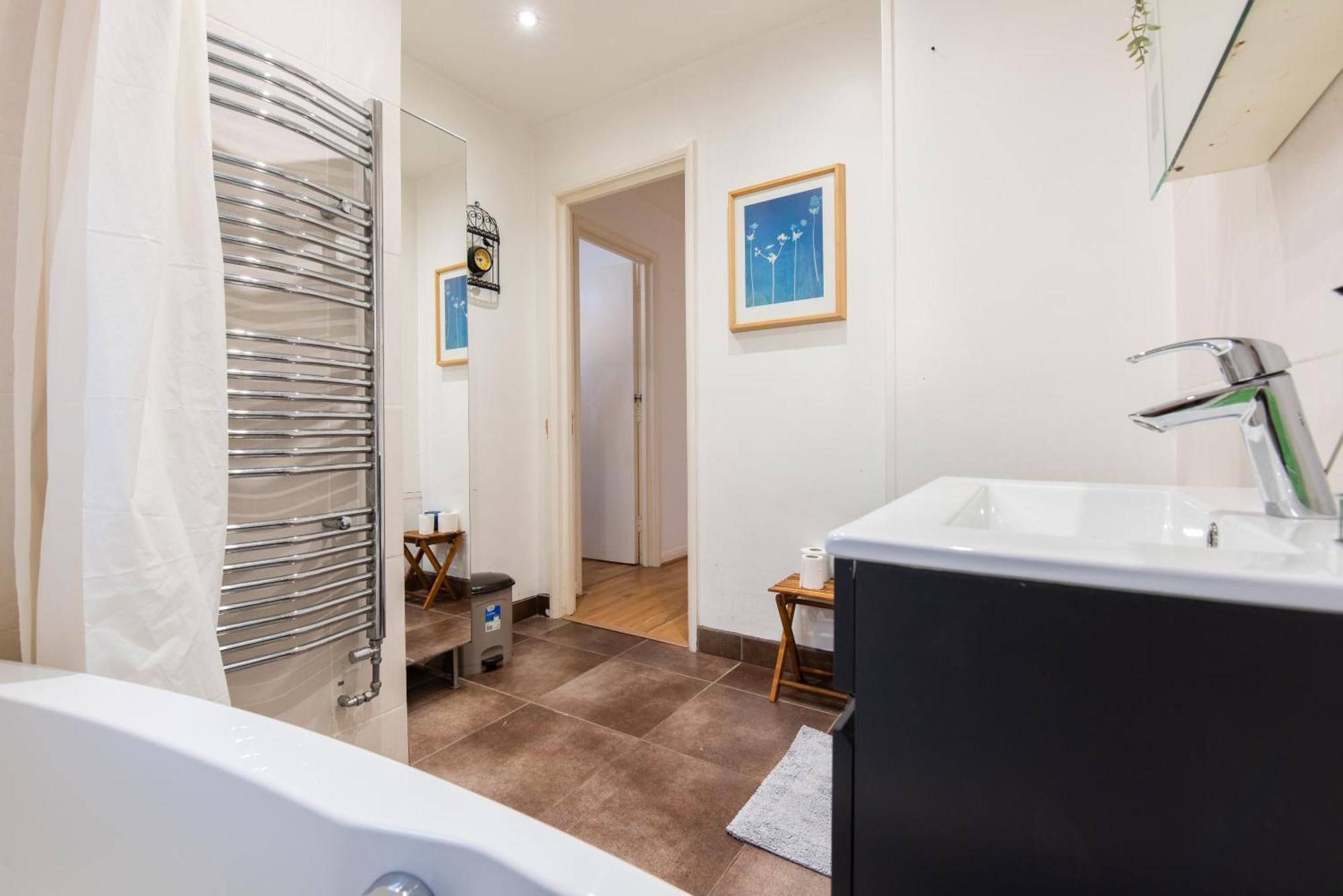 London Stratford - Spacious 2 Bed Flat With Secured Parking & Private Garden