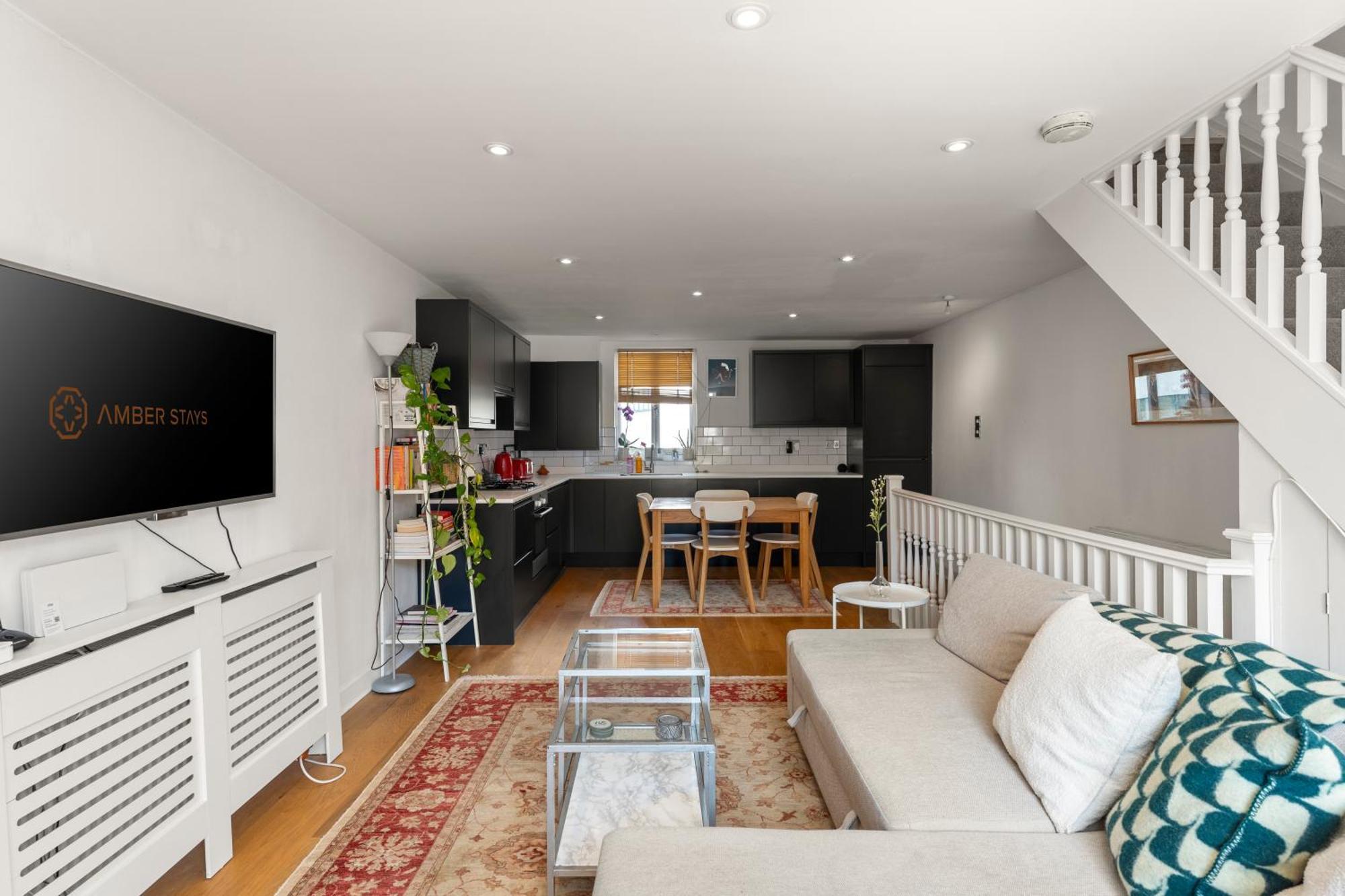 Apartment Spacious 1 Bed Maisonette In Camden By Amber Stays, Perfect For Long Term Stays, Sleeps 4! London