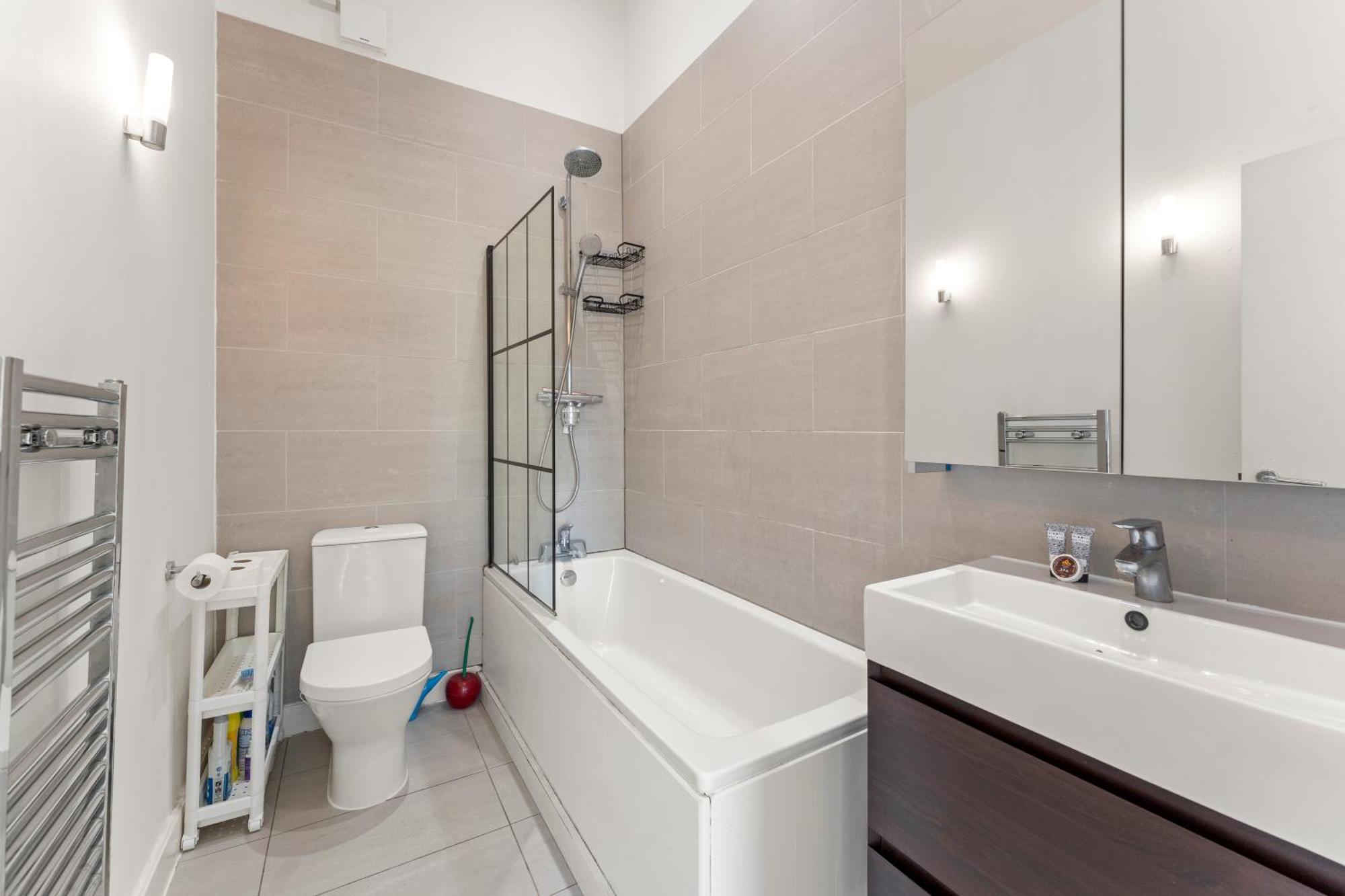 Spacious 1 Bed Maisonette In Camden By Amber Stays, Perfect For Long Term Stays, Sleeps 4!