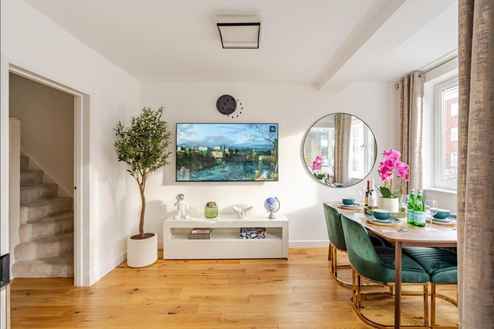 Private And Gated Family - Sleeps 6 London