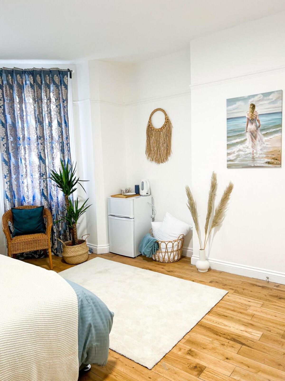 Zozy Happy Land Guest house London
