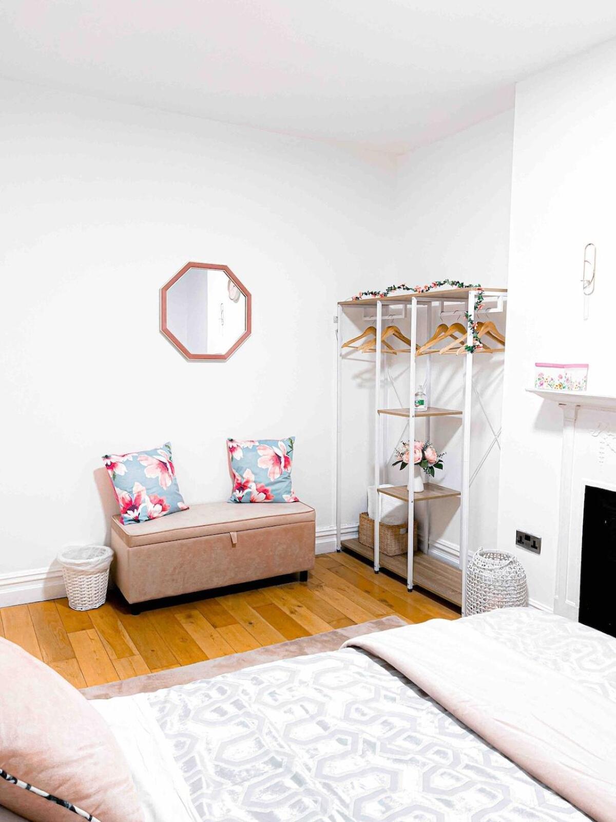 Zozy Happy Land Guest house London