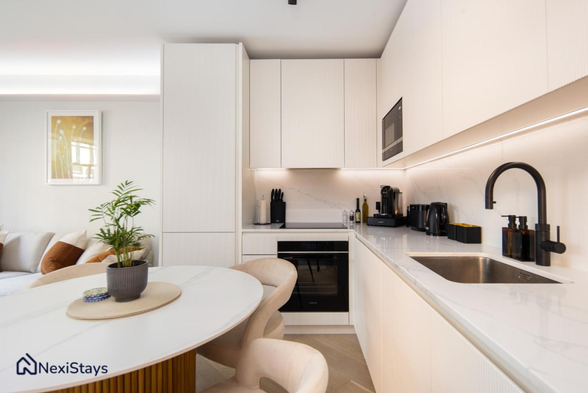 Apartment 5 Mins Walk To Selfridges, Mayfair Retreat *