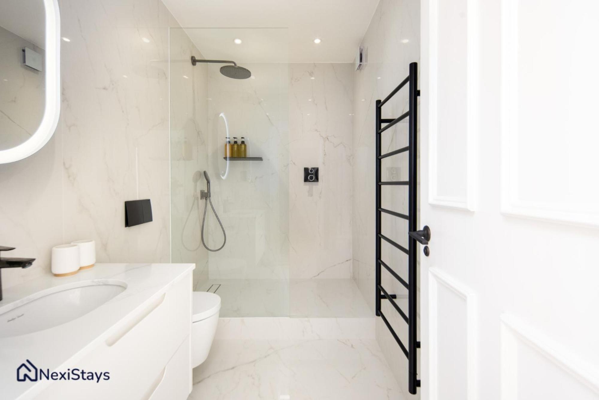 5 Mins Walk To Selfridges, Mayfair Retreat Apartment *