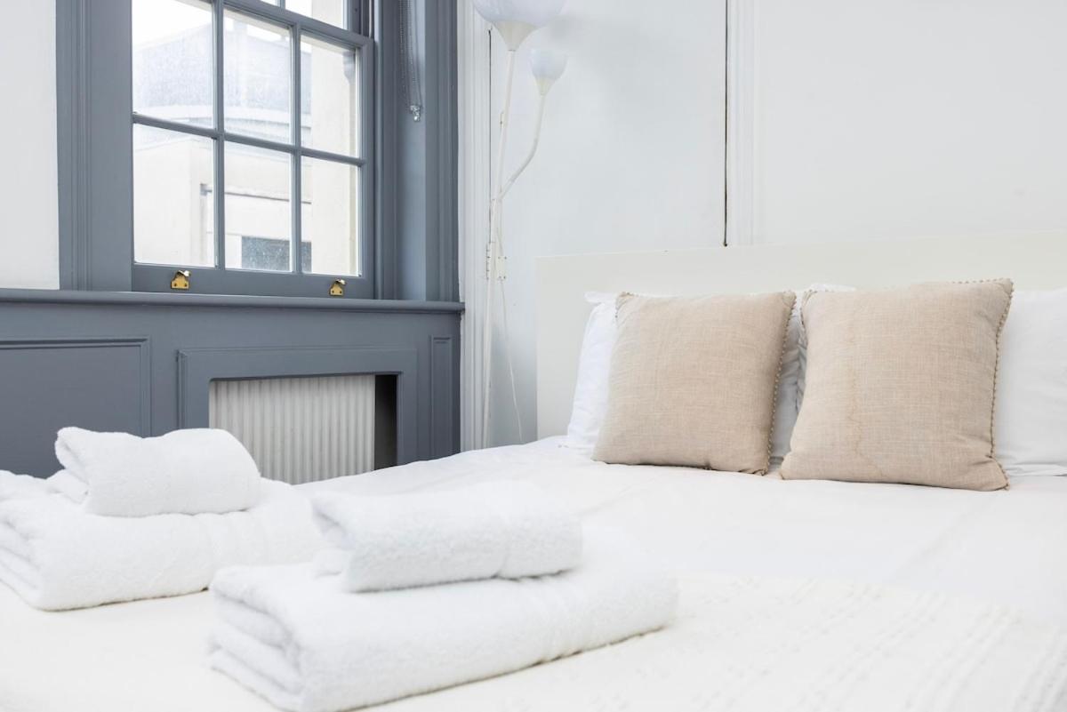 Location, Cosy & Convenient 2 Beds Flat Apartment *