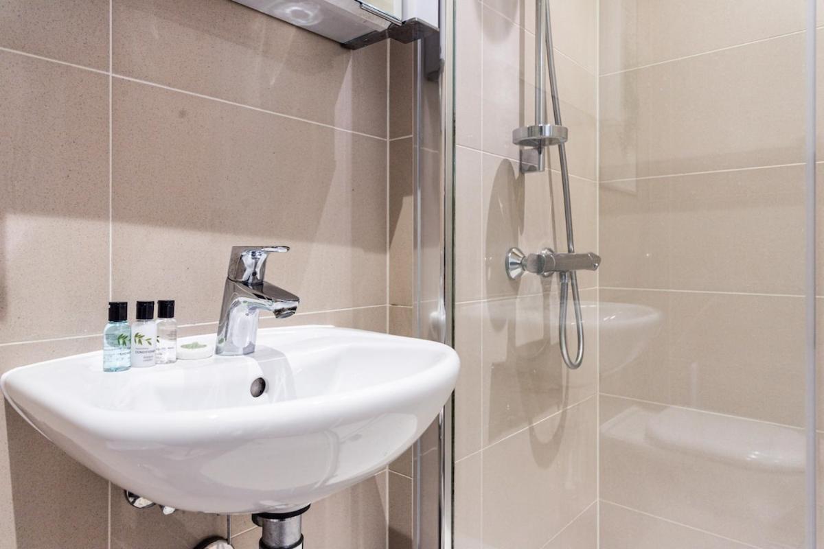 2 Bed Oasis Flat-o2-excel-canary Wharf- Shops- Trains -free Parking,wifi 500mb & Flex Check In * Londres