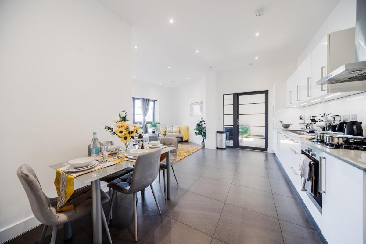 2 Bed Oasis Flat-o2-excel-canary Wharf- Shops- Trains -free Parking,wifi 500mb & Flex Check In Apartamento *