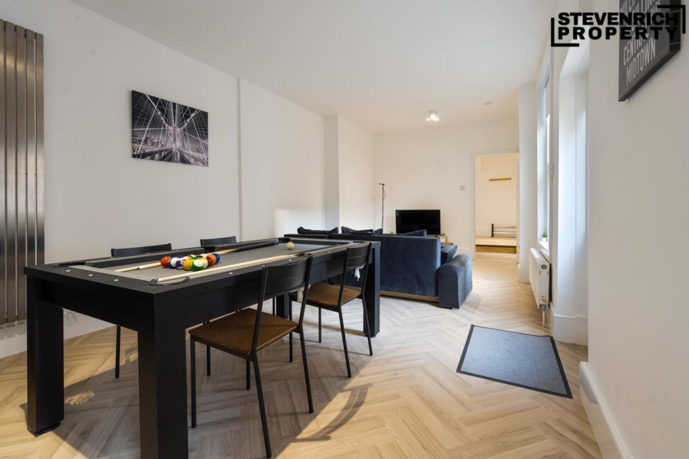 Pool Table High End 2 Beds 4 Guests Wifi London