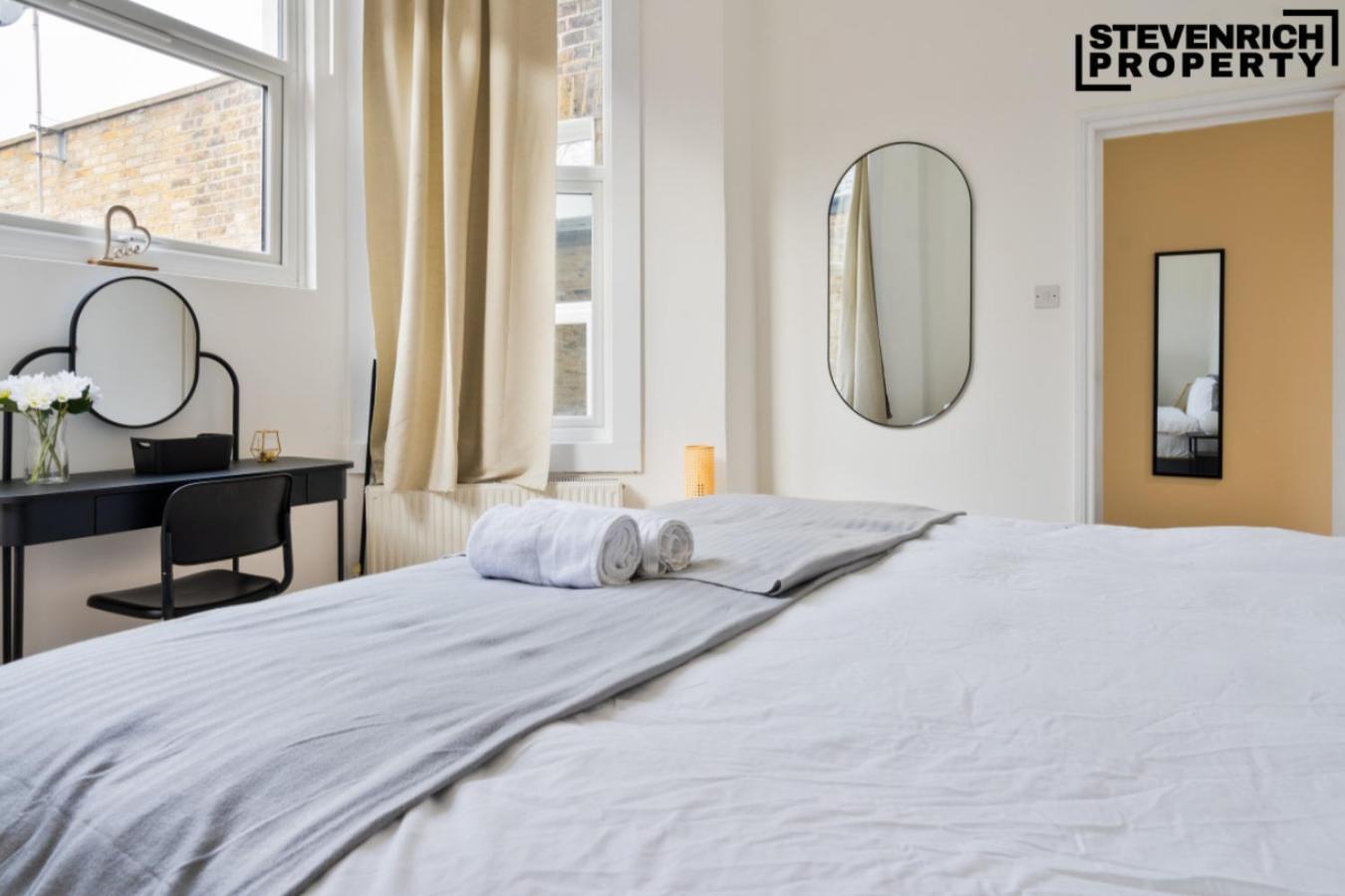 Pool Table High End 2 Beds 4 Guests Wifi London