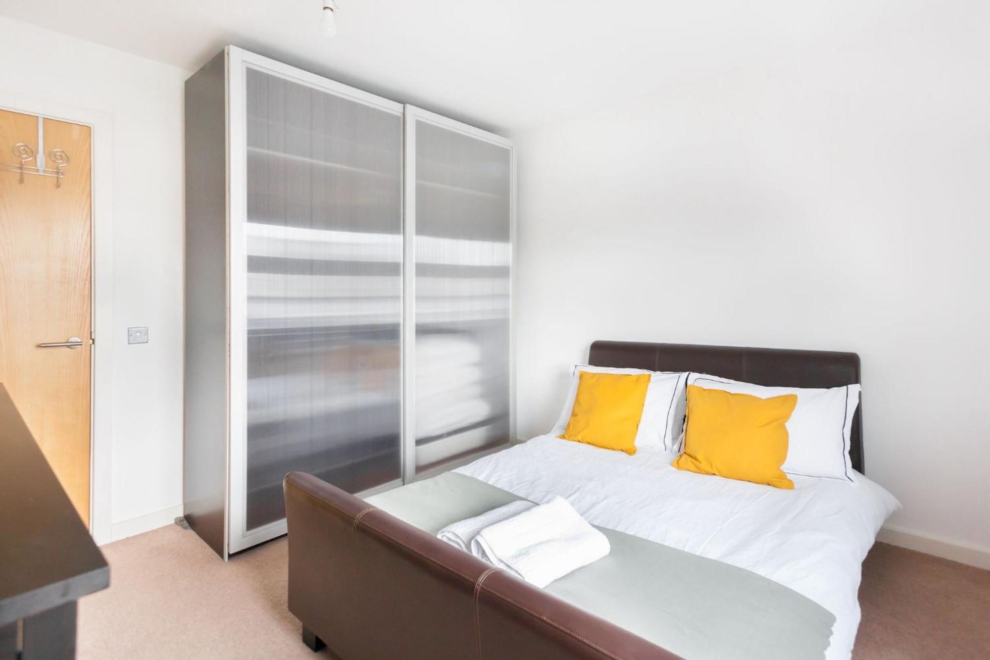 Apartment Spacious 2 Bedroom In Near Tube London