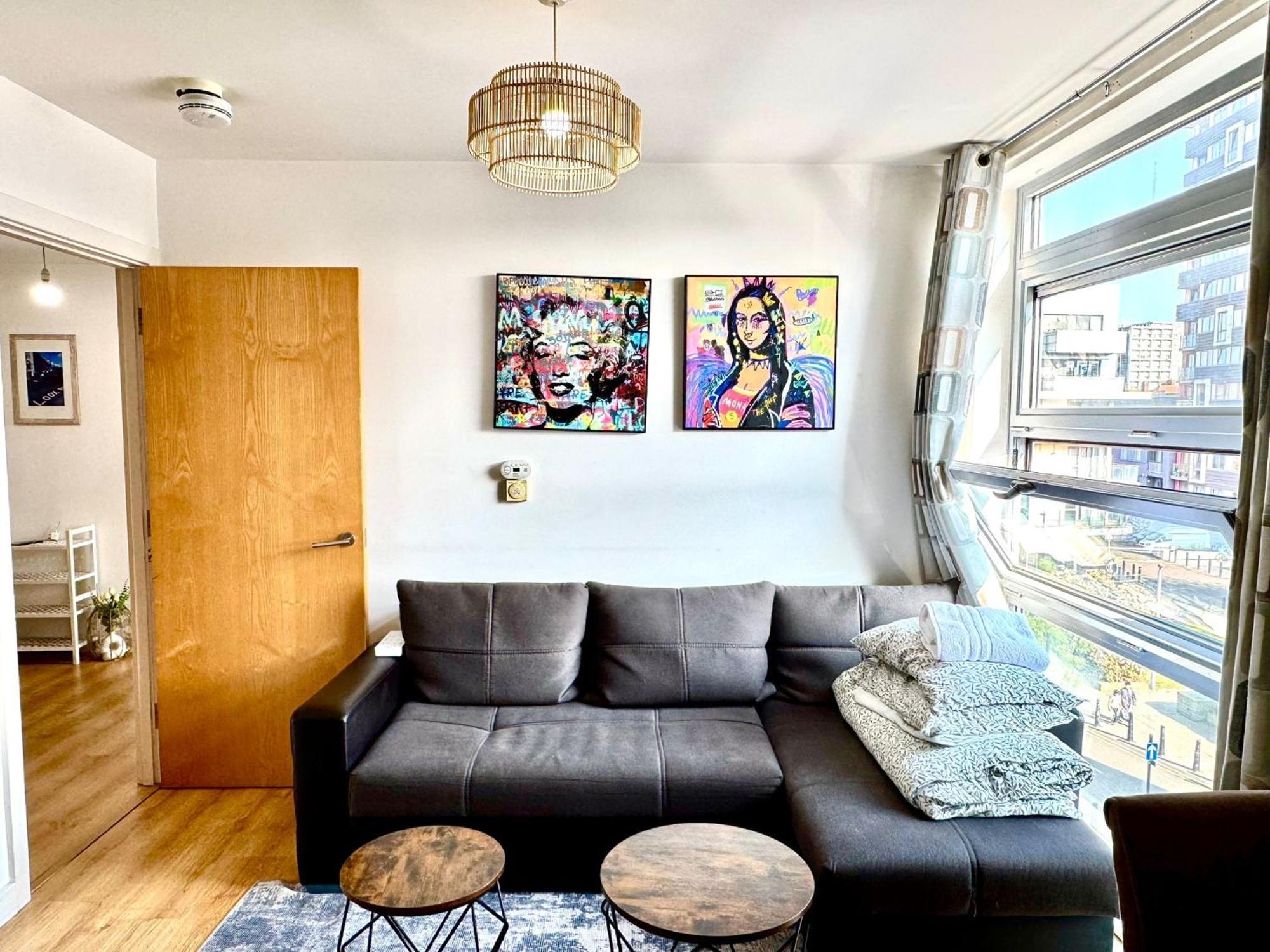Spacious 2 Bedroom In Near Tube Apartment *