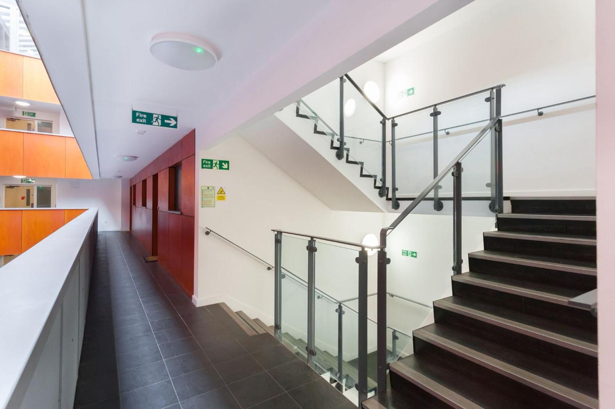 Spacious 2 Bedroom In Near Tube Apartment London