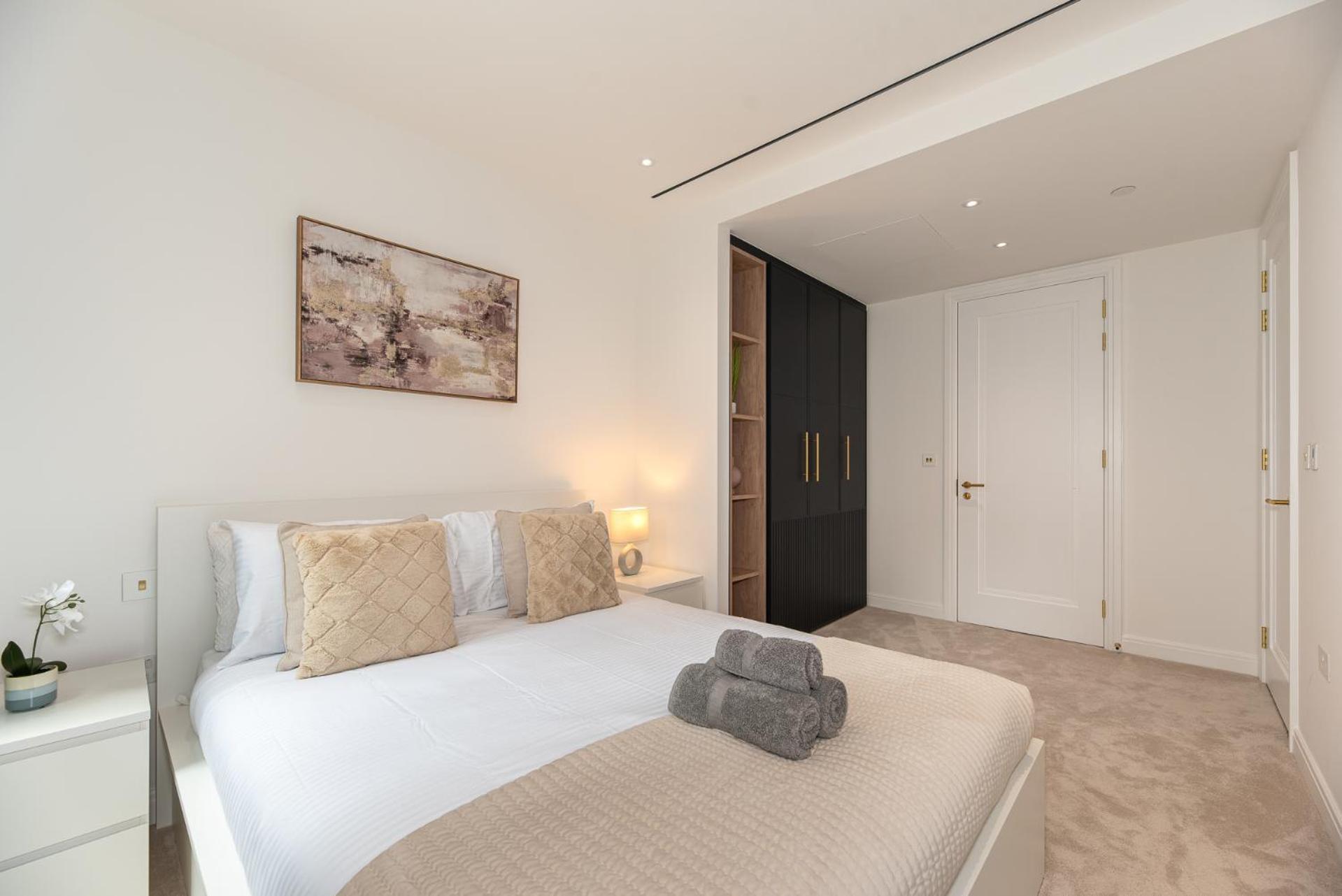 Premium 2-bedroom Flat With Lift & Private Balcony In Farringdon,