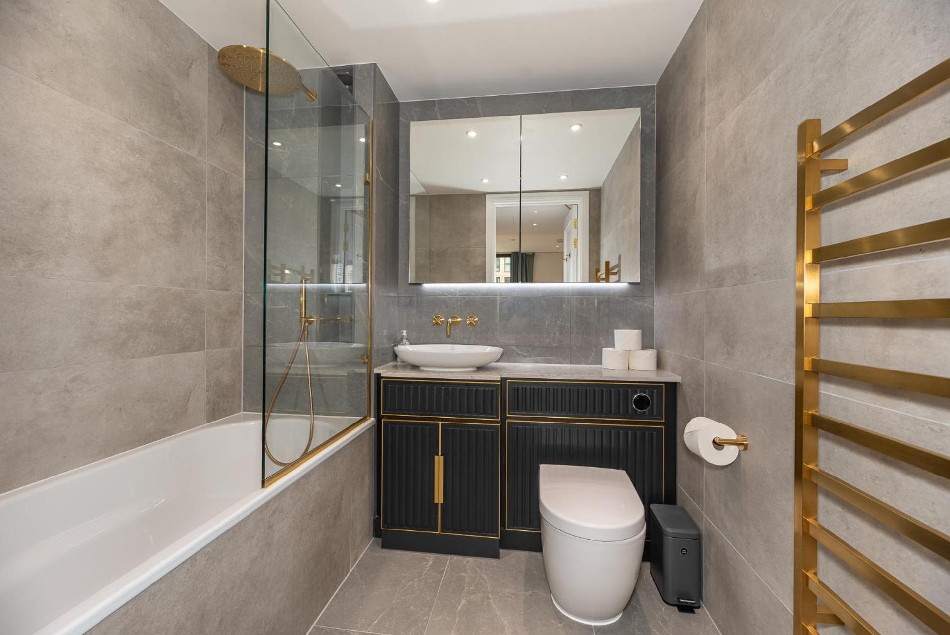 Premium 2-bedroom Flat With Lift & Private Balcony In Farringdon, Apartment *