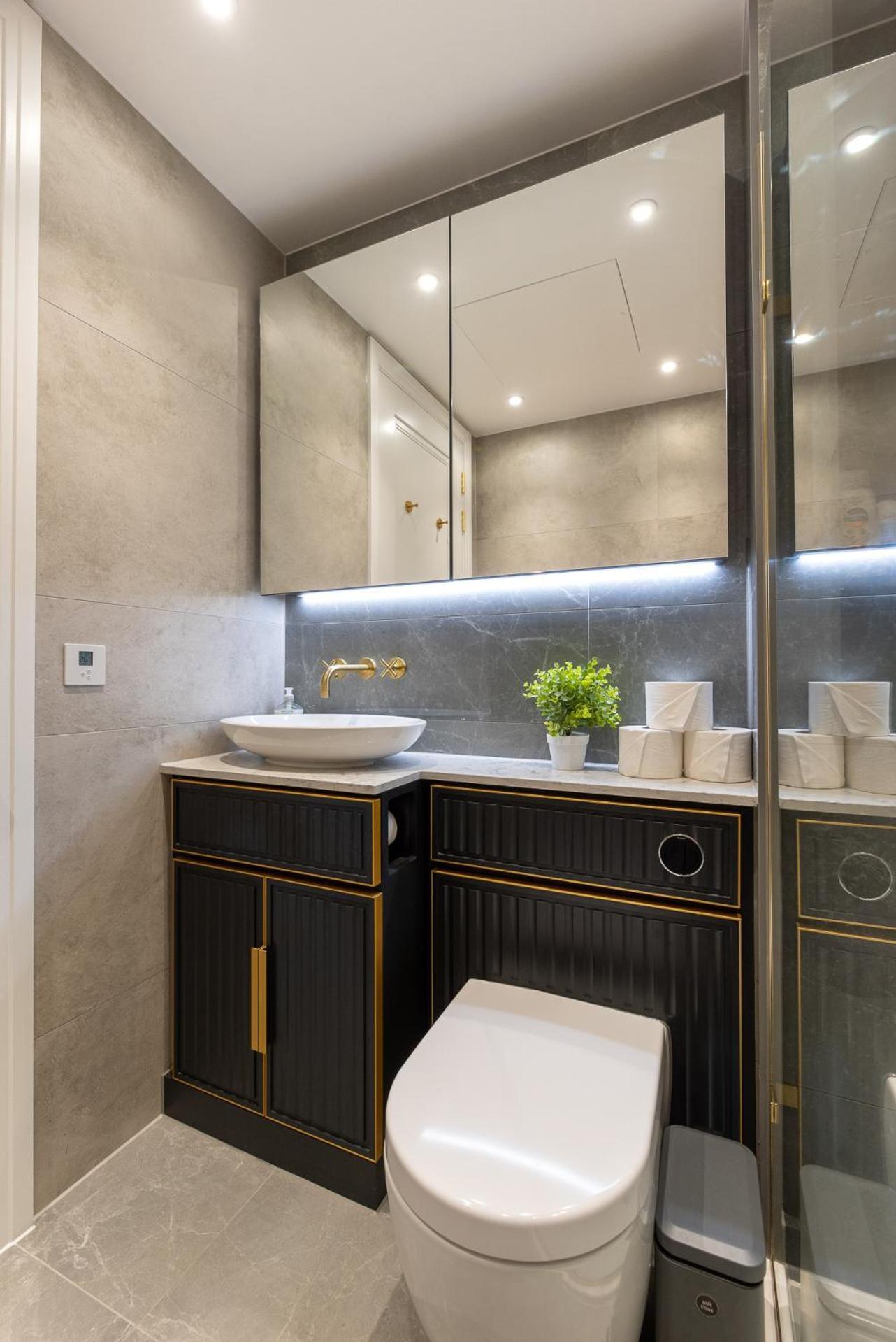 Premium 2-bedroom Flat With Lift & Private Balcony In Farringdon, Apartment *