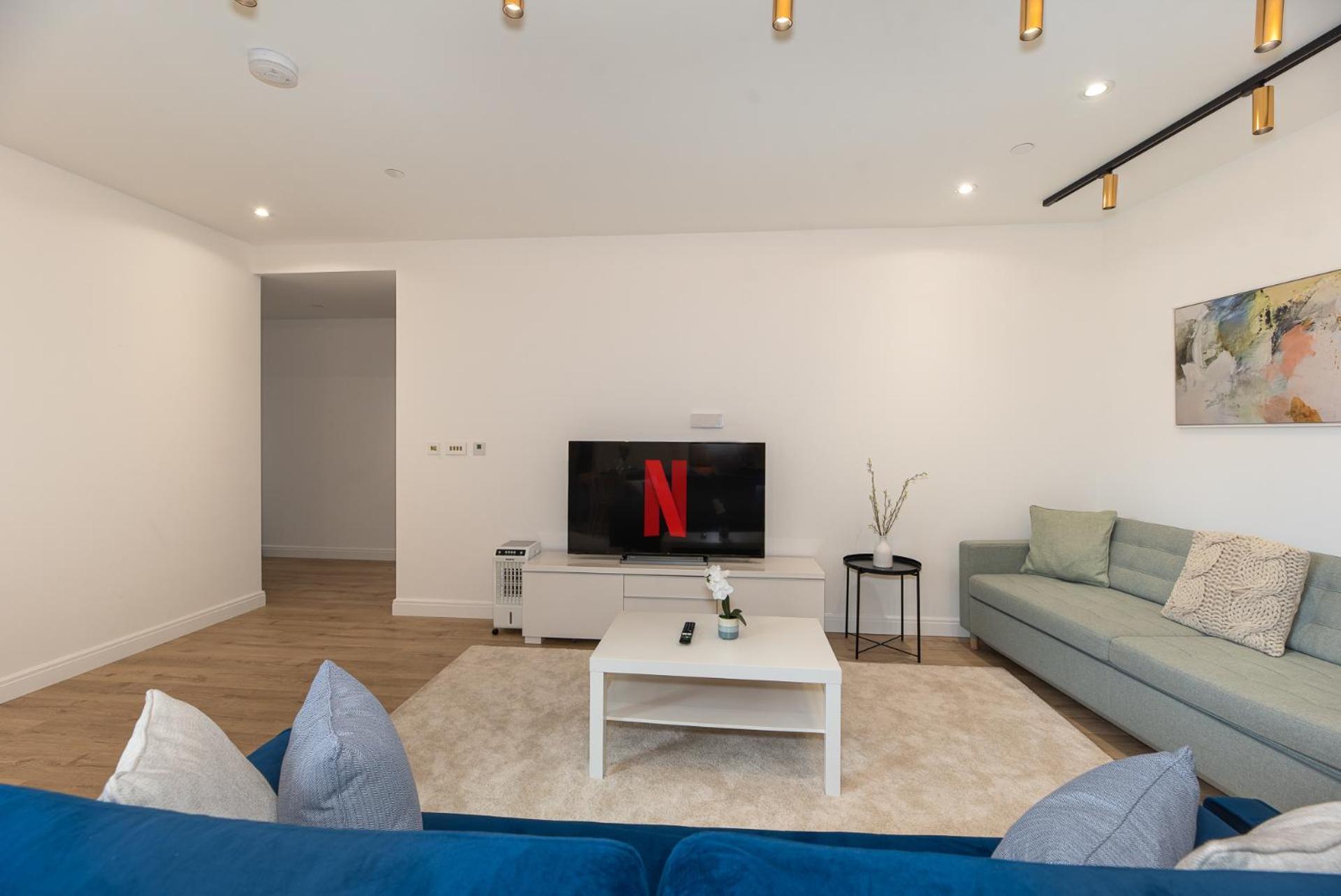 Premium 2-bedroom Flat With Lift & Private Balcony In Farringdon, *