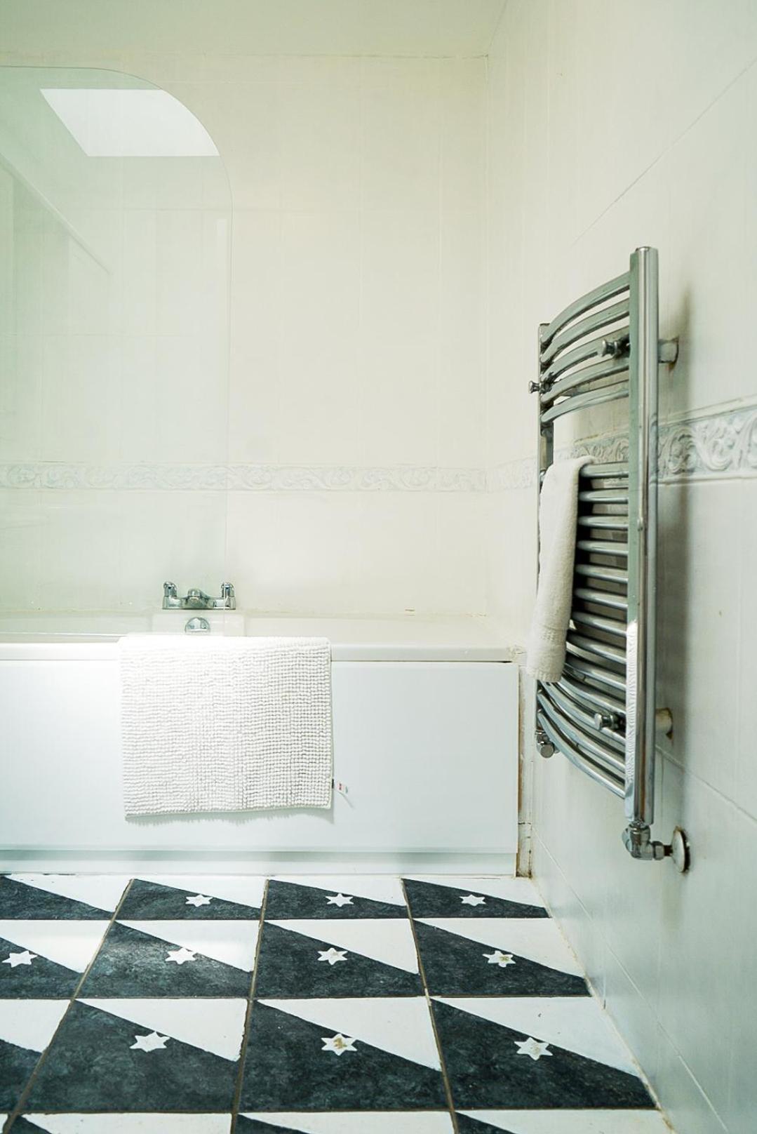Stylish House Sleeps 9 With Free Parking In Putney London