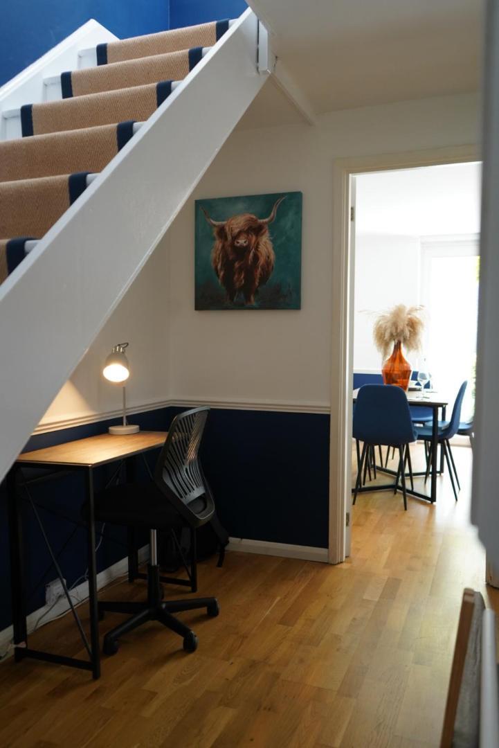 Stylish House Sleeps 9 With Free Parking In Putney Apartment
