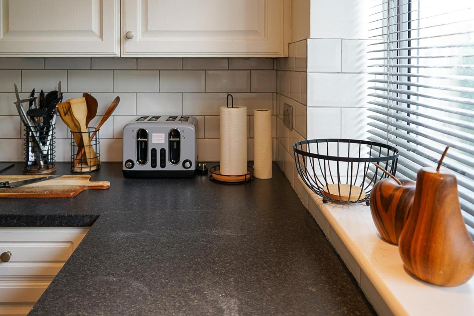 Stylish House Sleeps 9 With Free Parking In Putney *