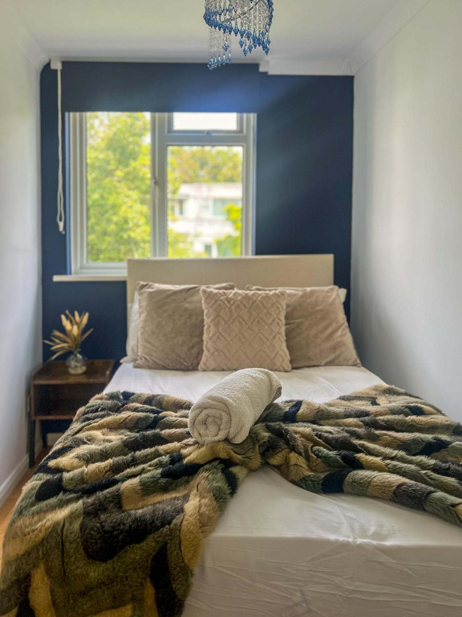 Stylish House Sleeps 9 With Free Parking In Putney *