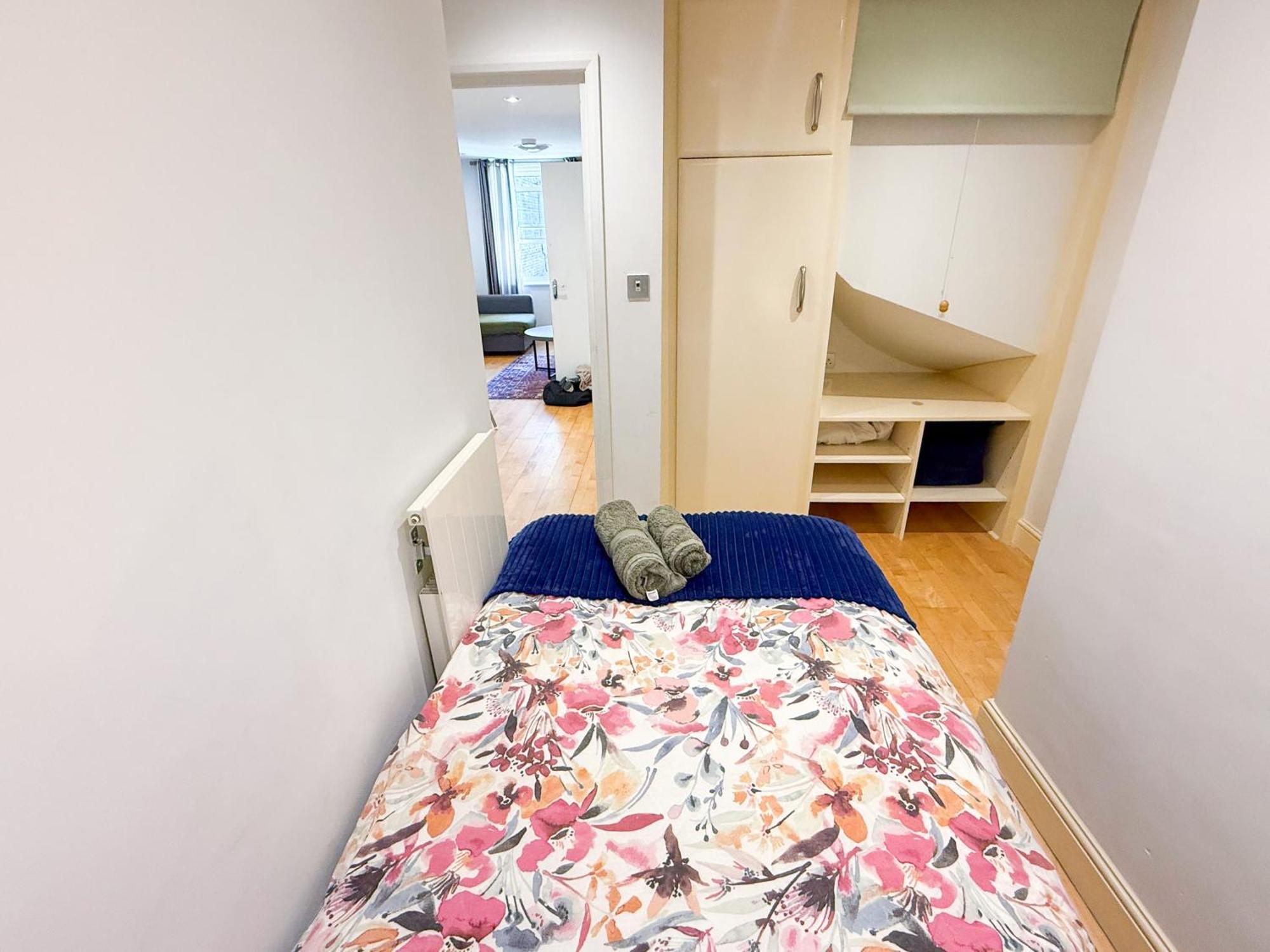 Detached House With Free Parking In Little Venice Near Paddington Hyde Park London