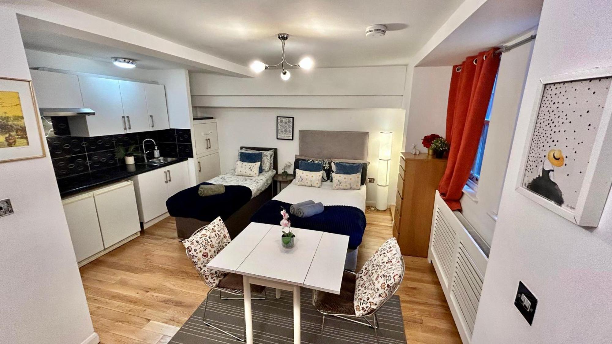Detached House With Free Parking In Little Venice Near Paddington Hyde Park London