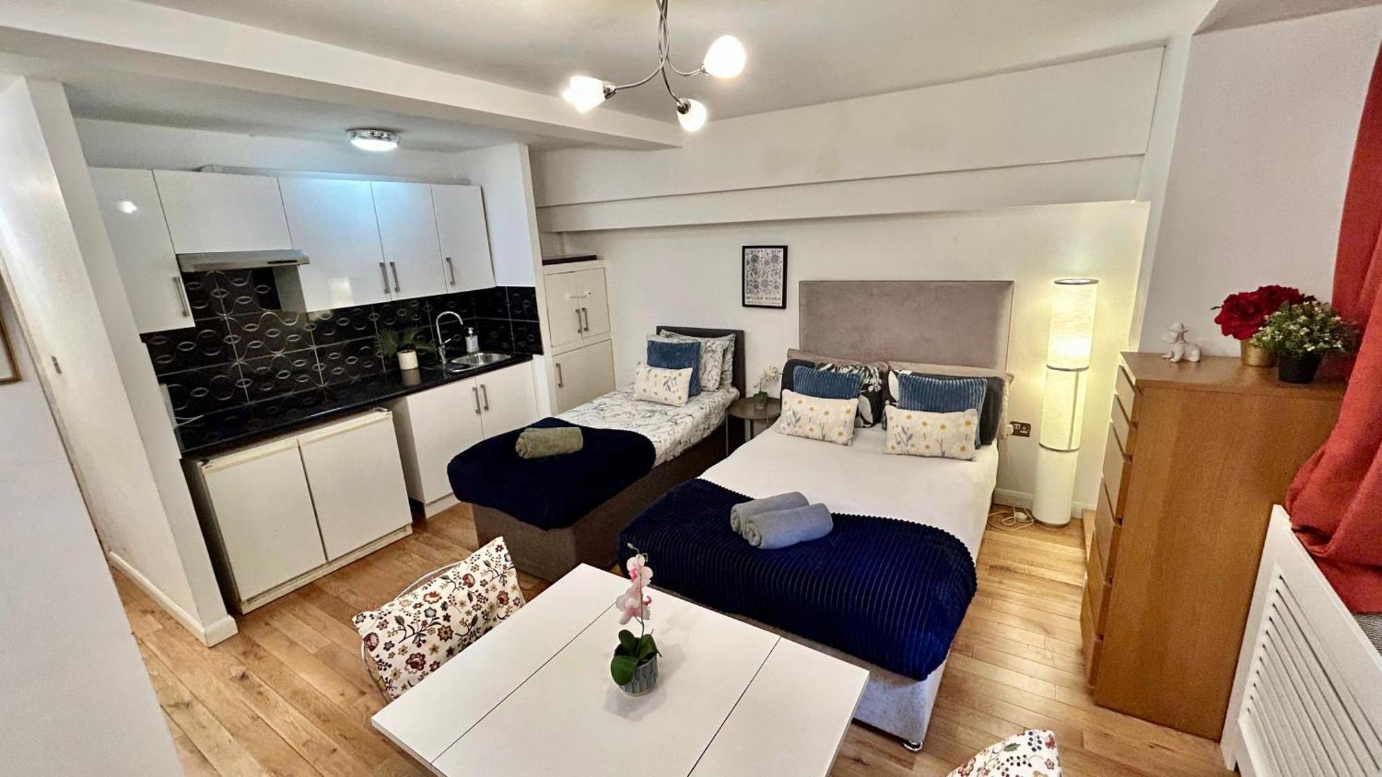 Detached House With Free Parking In Little Venice Near Paddington Hyde Park Apartment