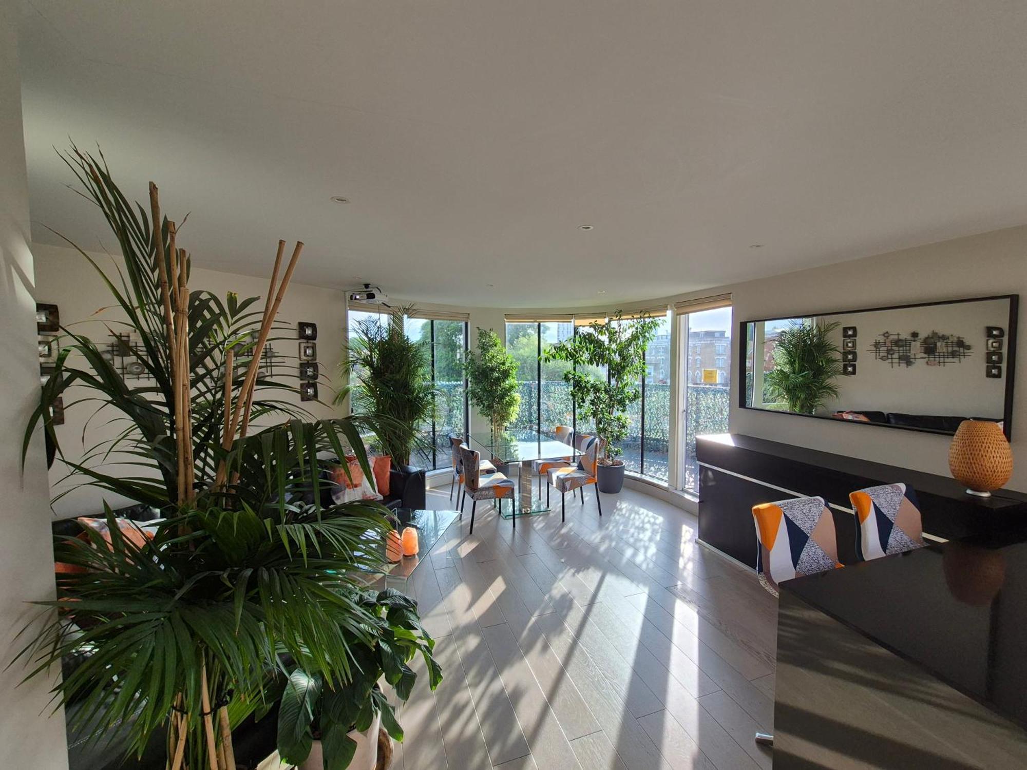 Panoramic Pondview Penthouse Apartment *