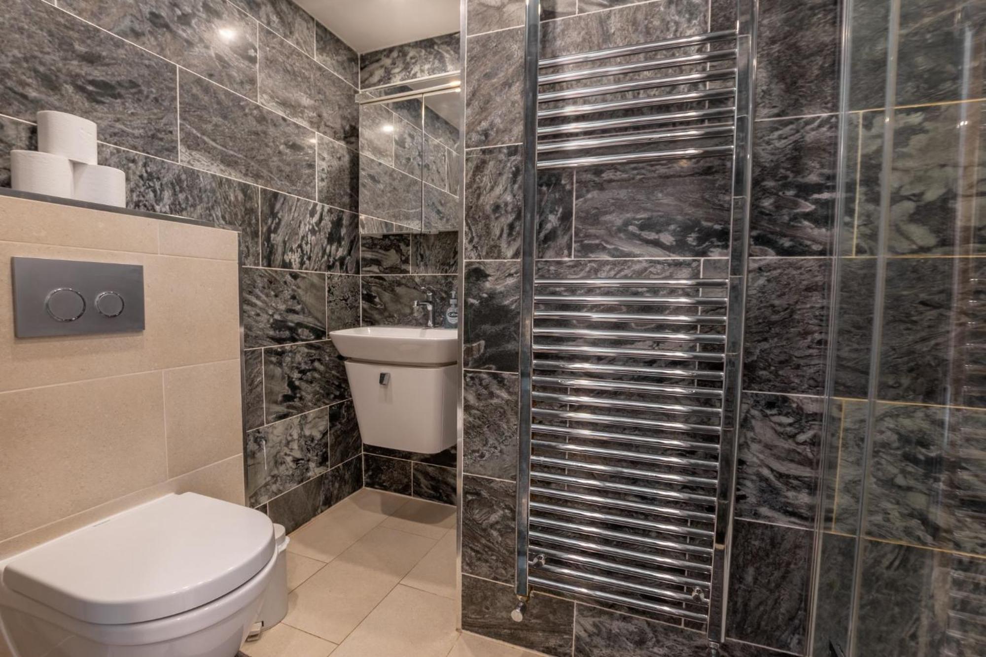 Apartment 1 Bed Flat In Nell Gwynn House, Sleeps 4, Steps From Harrods & Hyde Park, 24 Hour Reception *