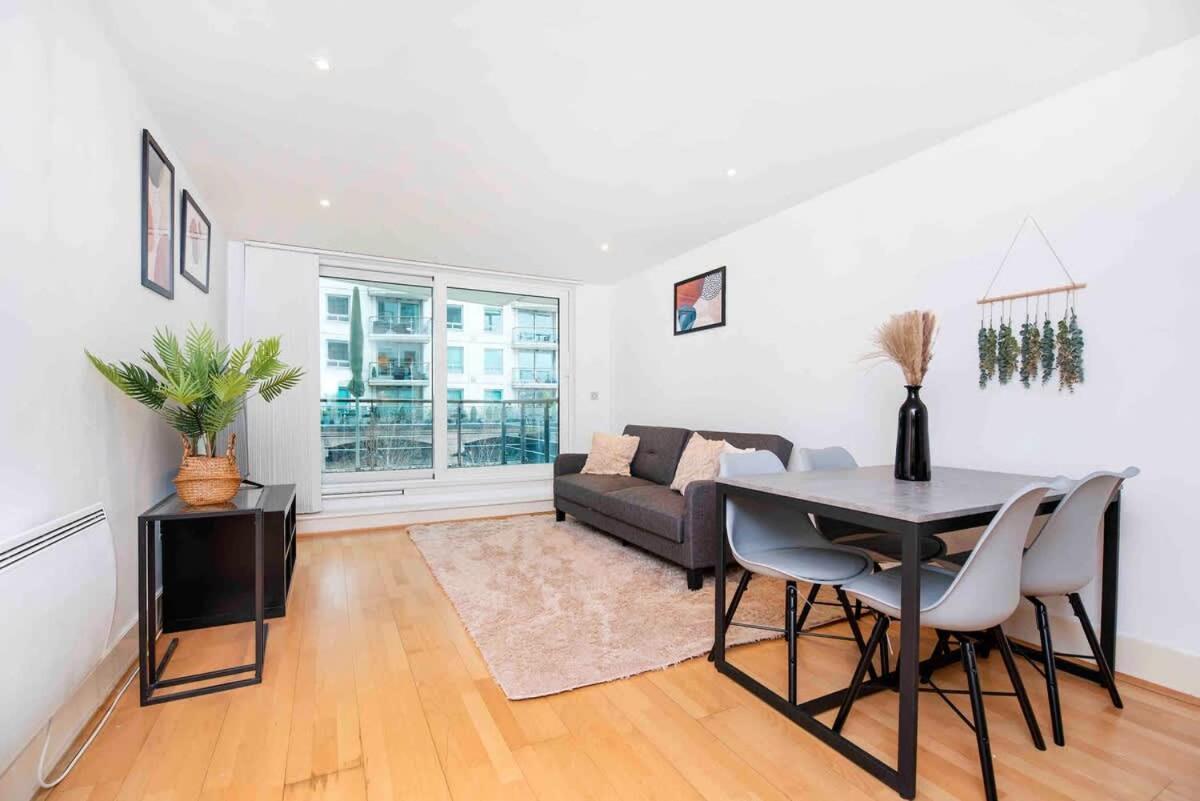 Terraced Riverview * London