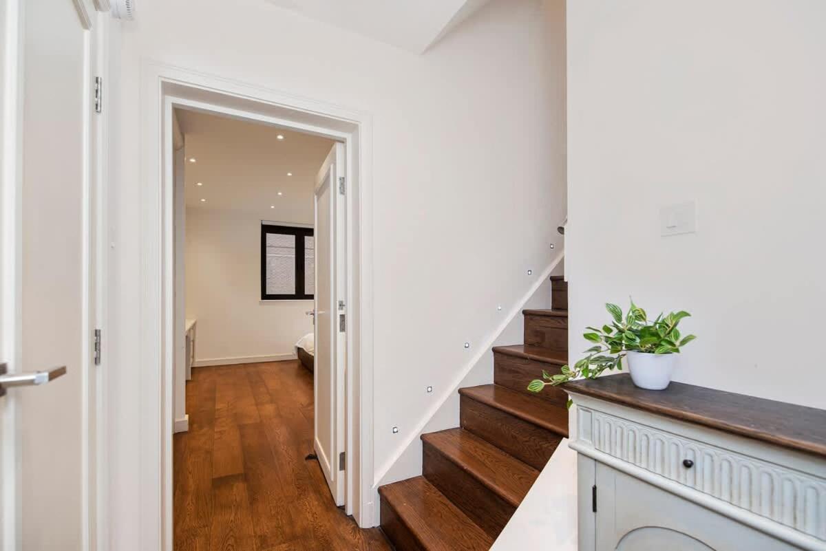 2 Bed Maissonette * London