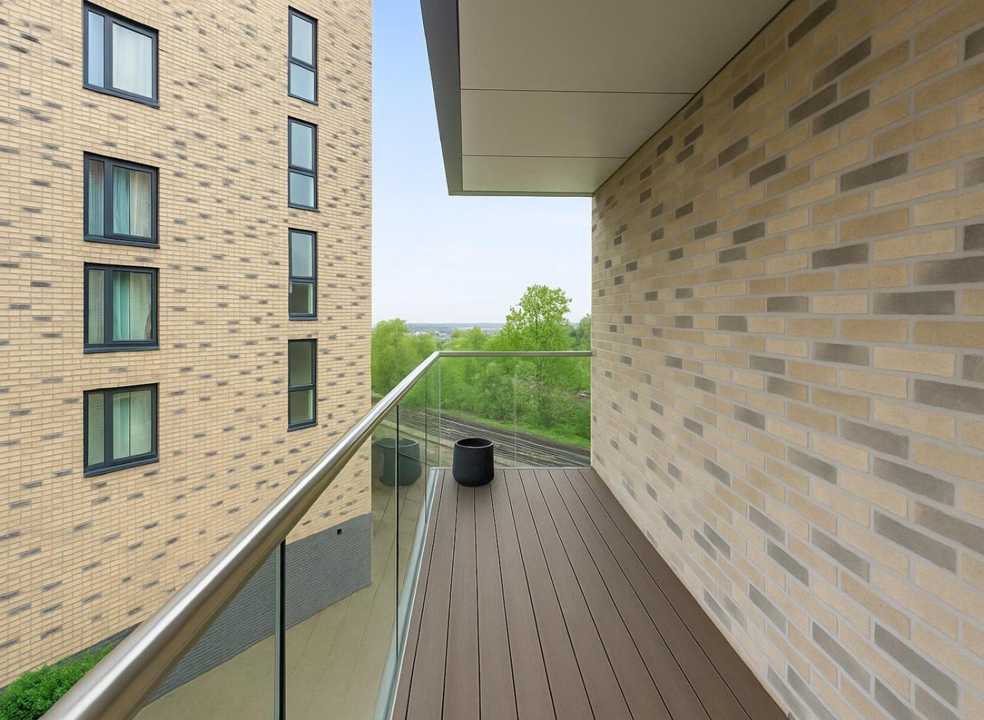 2 Bed Riverside Flat In Wandsworth *
