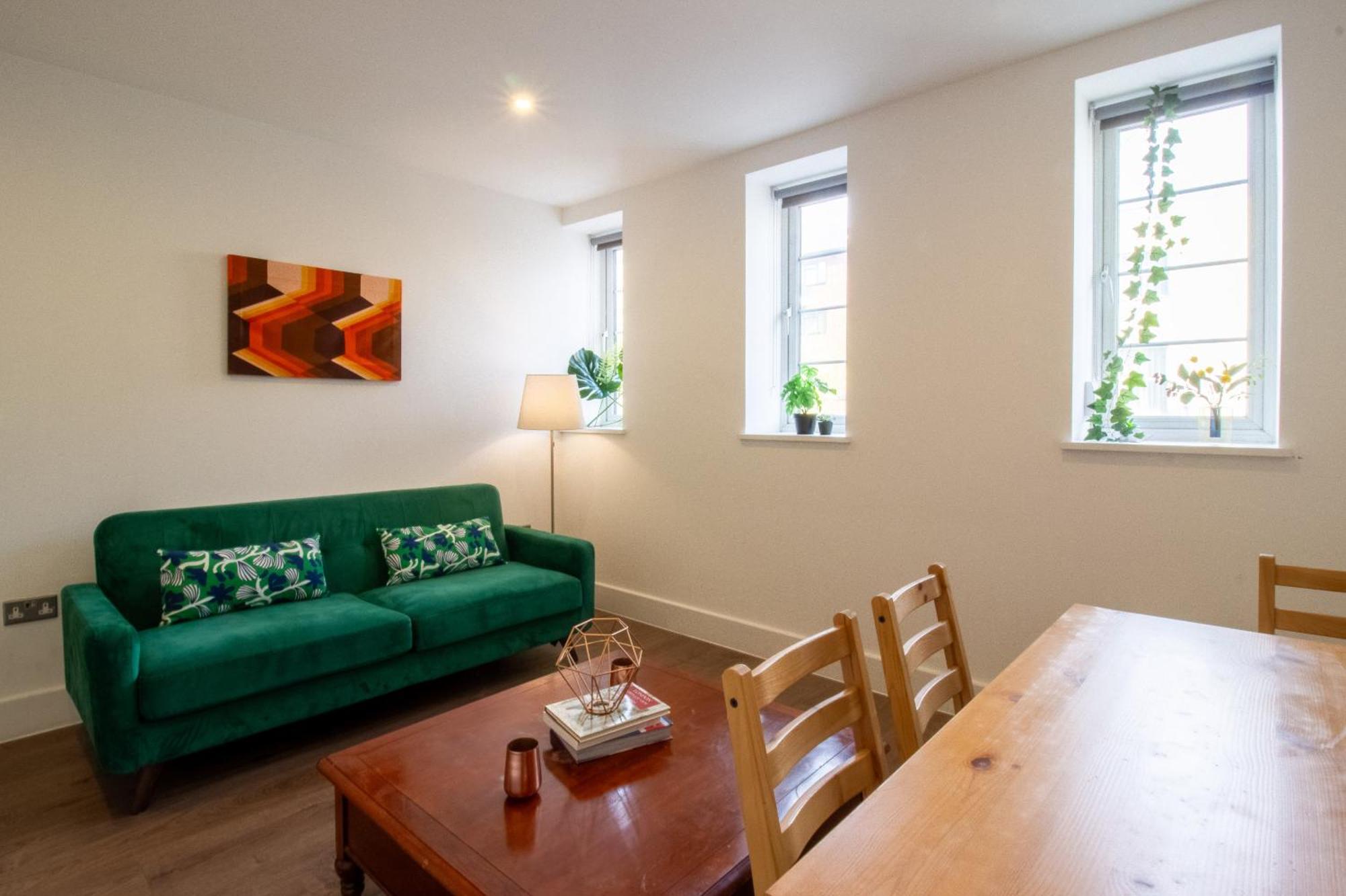 Apartment Modern 2 Bedroom @ Nine Elms Station A *
