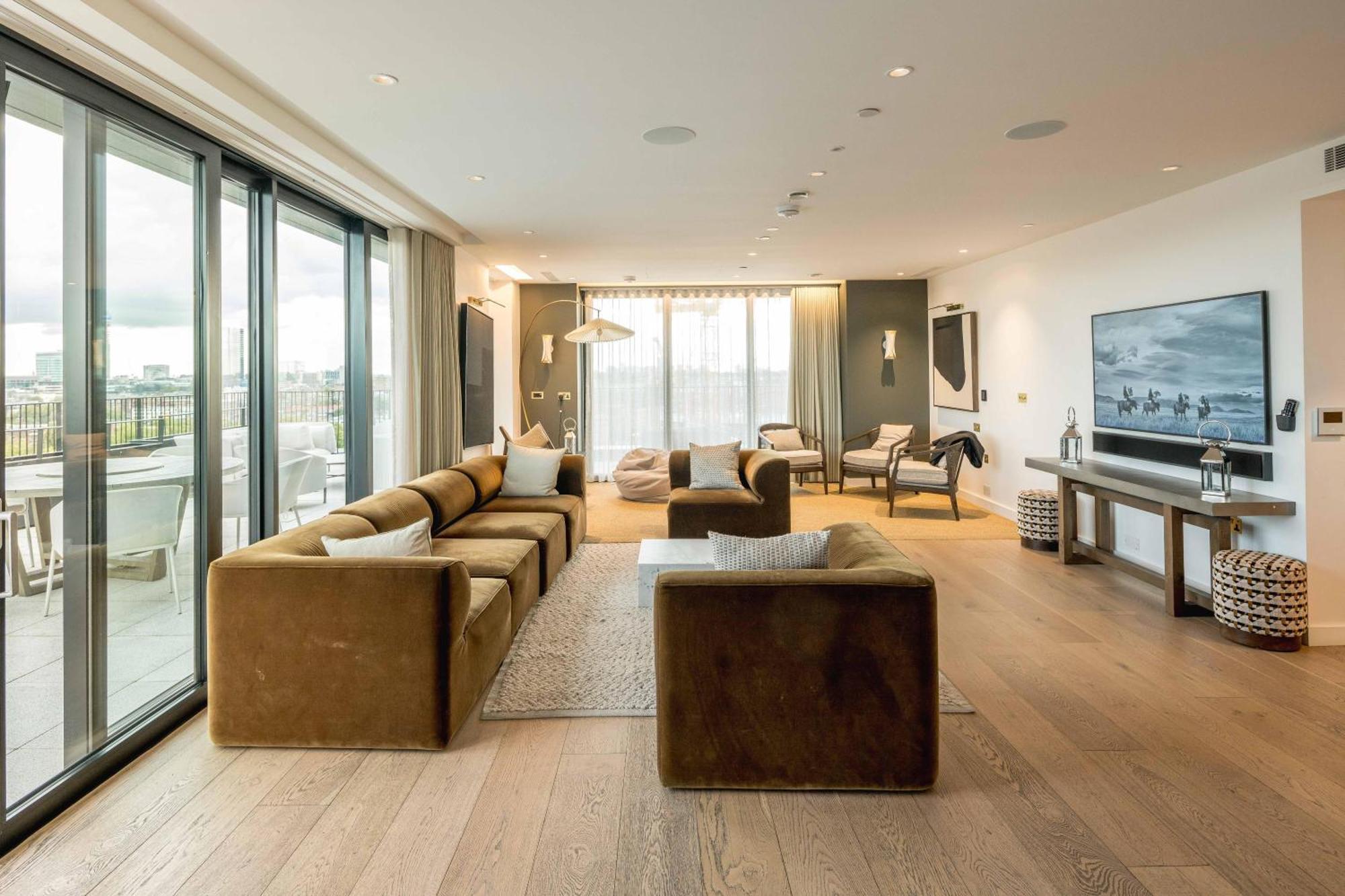 Sunrise View Luxury With Balcony And Elevator Apartment London