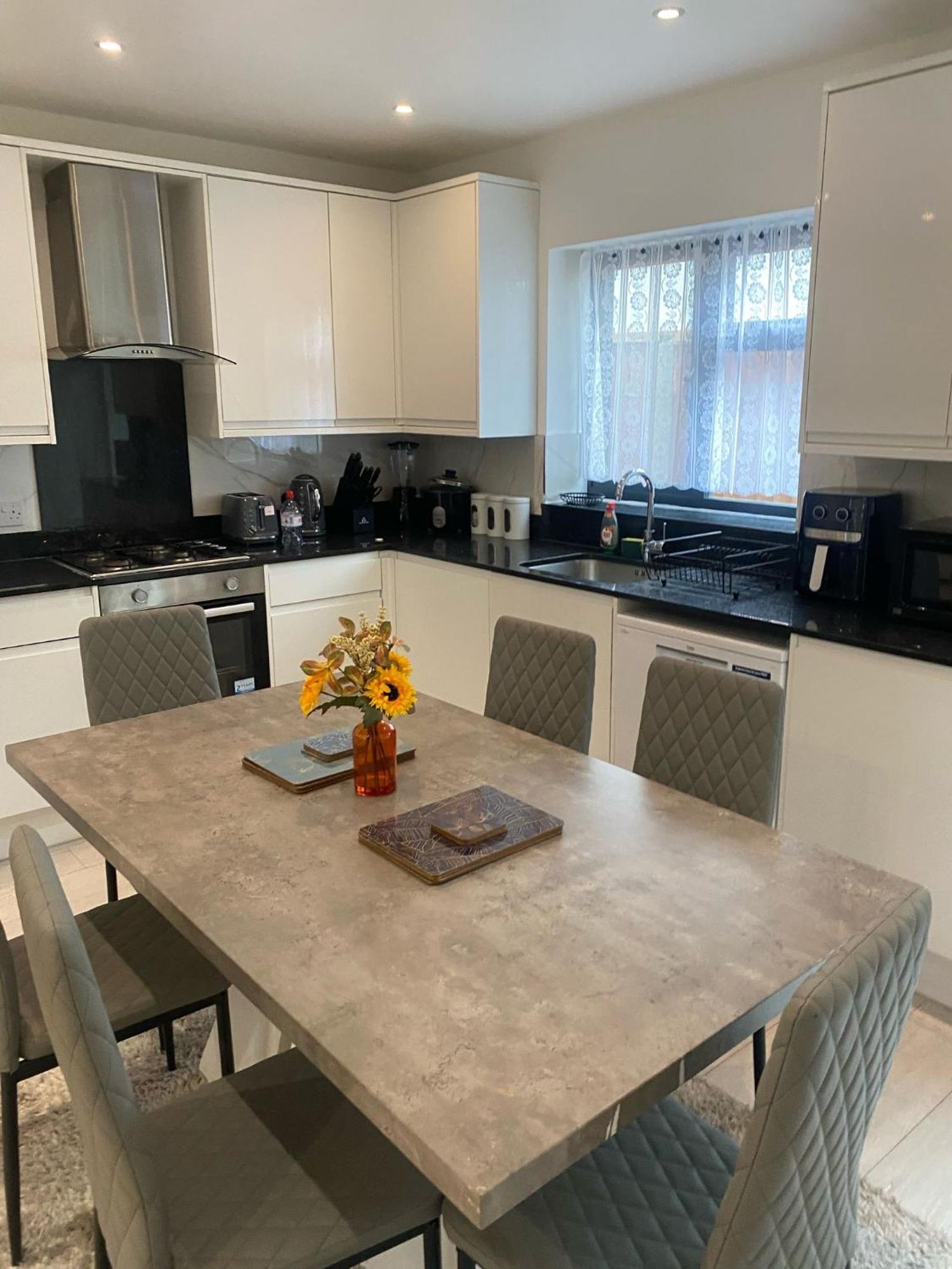 Apartment Vibrant 3br Tottenham Home, Private Garden Wifi Parking Free On Request *