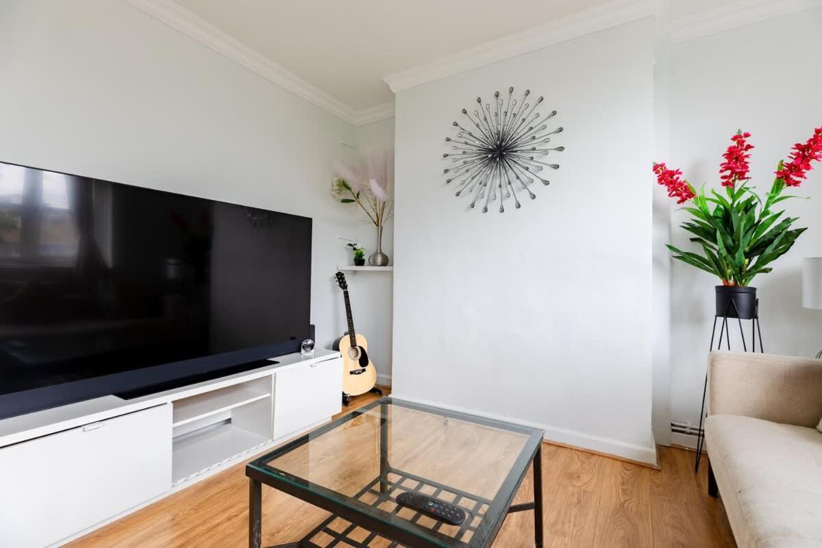 Cosy 3 Bed Flat Near London's Highlights Holiday home