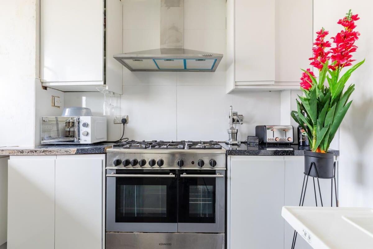 Cosy 3 Bed Flat Near London's Highlights Holiday home *