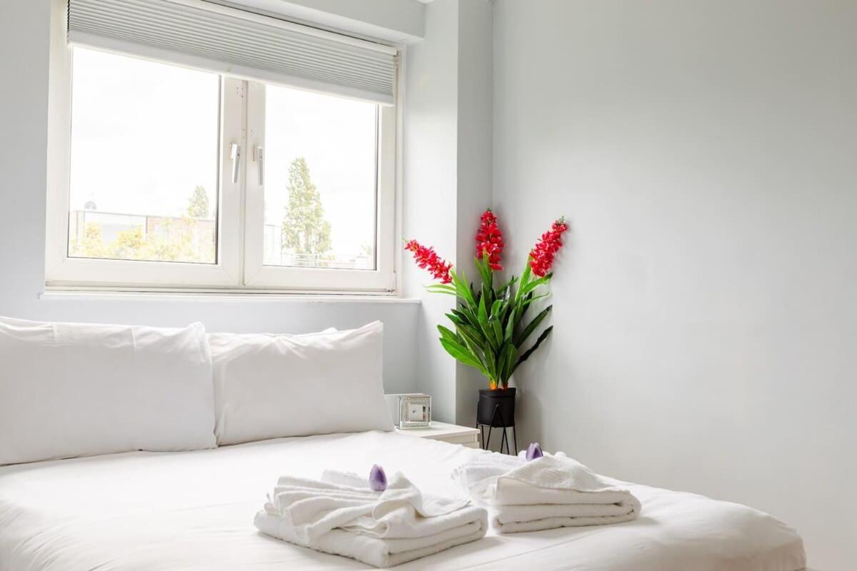 Cosy 3 Bed Flat Near London's Highlights London