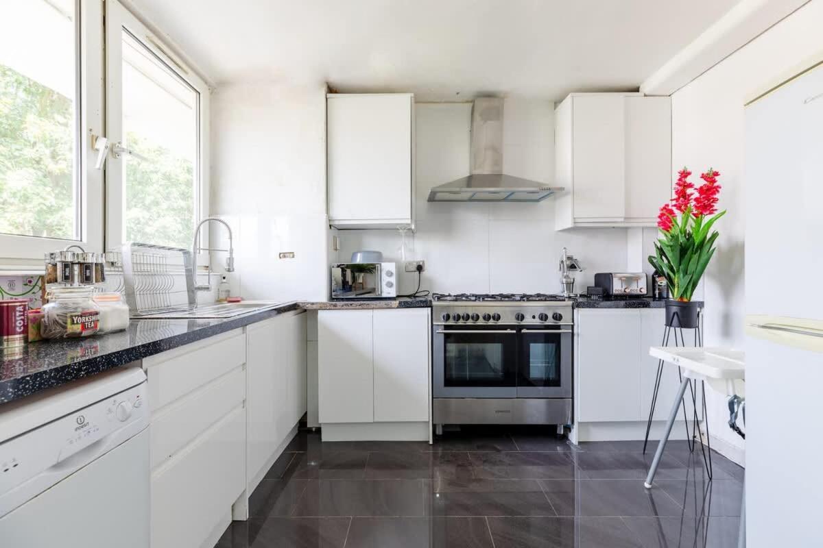 Cosy 3 Bed Flat Near London's Highlights
