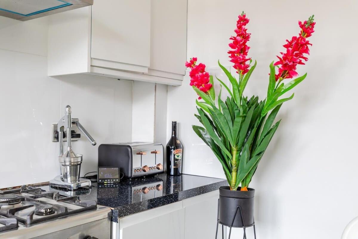 Cosy 3 Bed Flat Near London's Highlights London