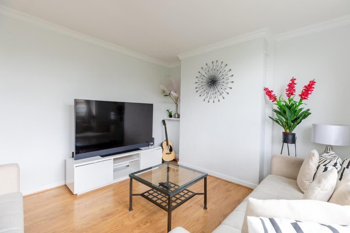 Cosy 3 Bed Flat Near London's Highlights * London