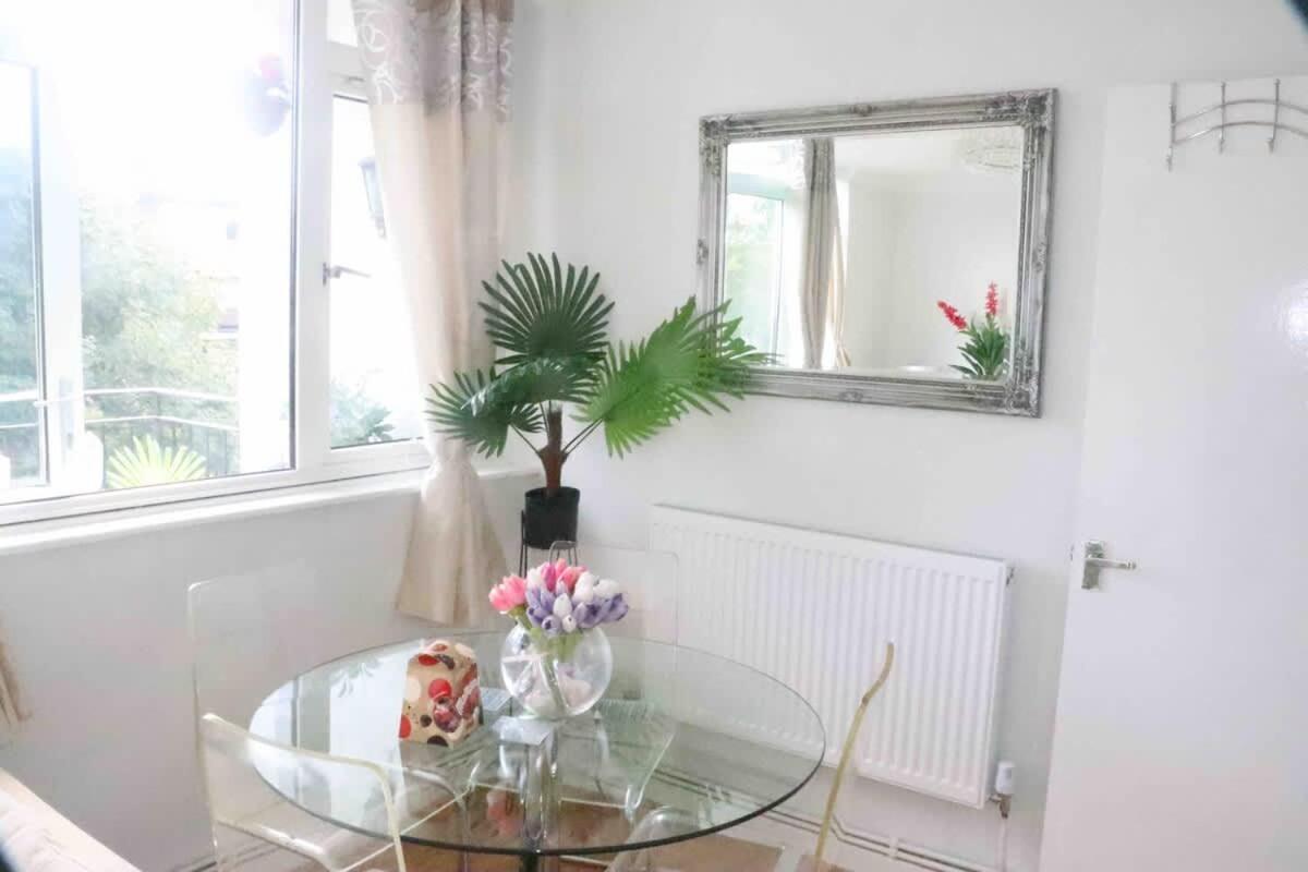 Holiday home Cosy 3 Bed Flat Near London's Highlights