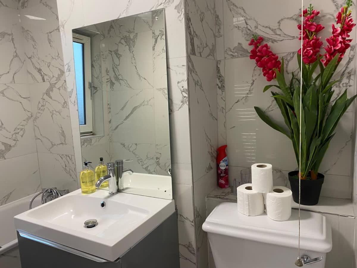 Cosy 3 Bed Flat Near London's Highlights London