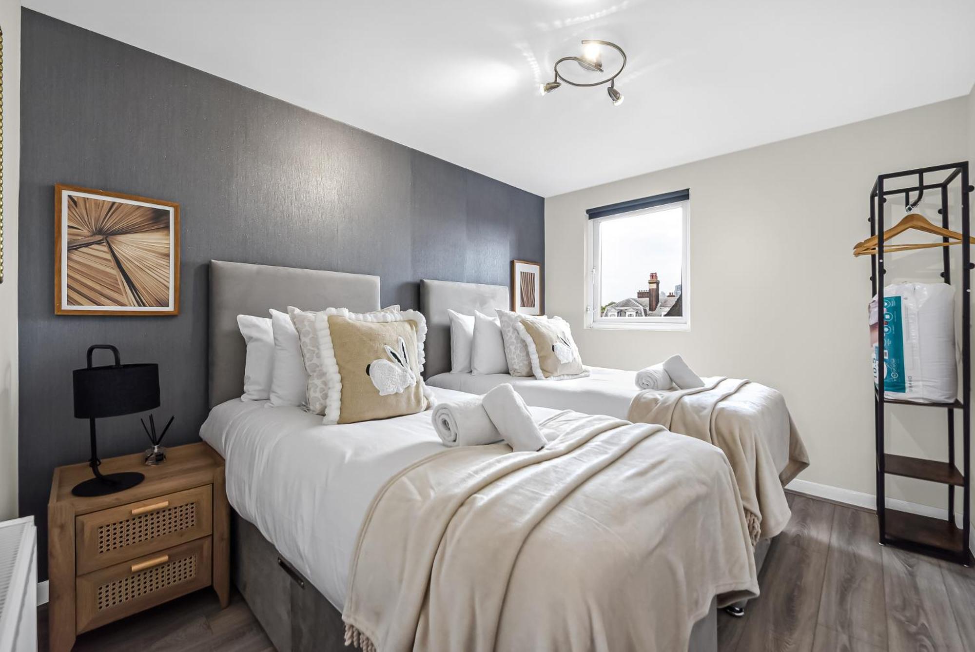 Cozy & Contemporary 2-br Flat Near Shops & Transit Apartment