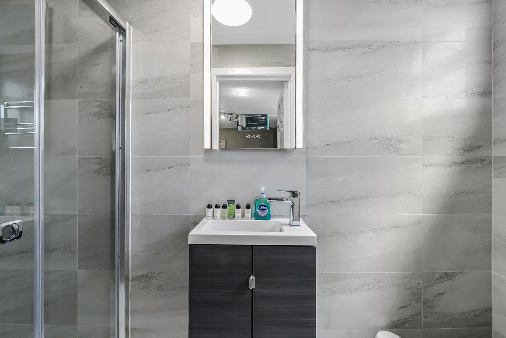 Apartment Cozy & Contemporary 2-br Flat Near Shops & Transit