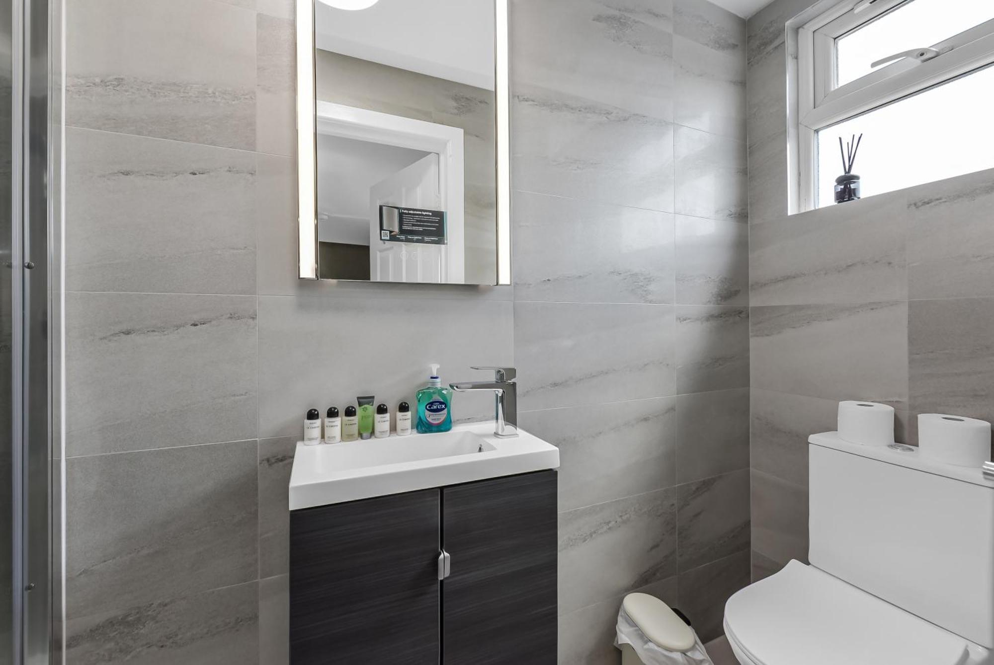 Cozy & Contemporary 2-br Flat Near Shops & Transit Apartment *