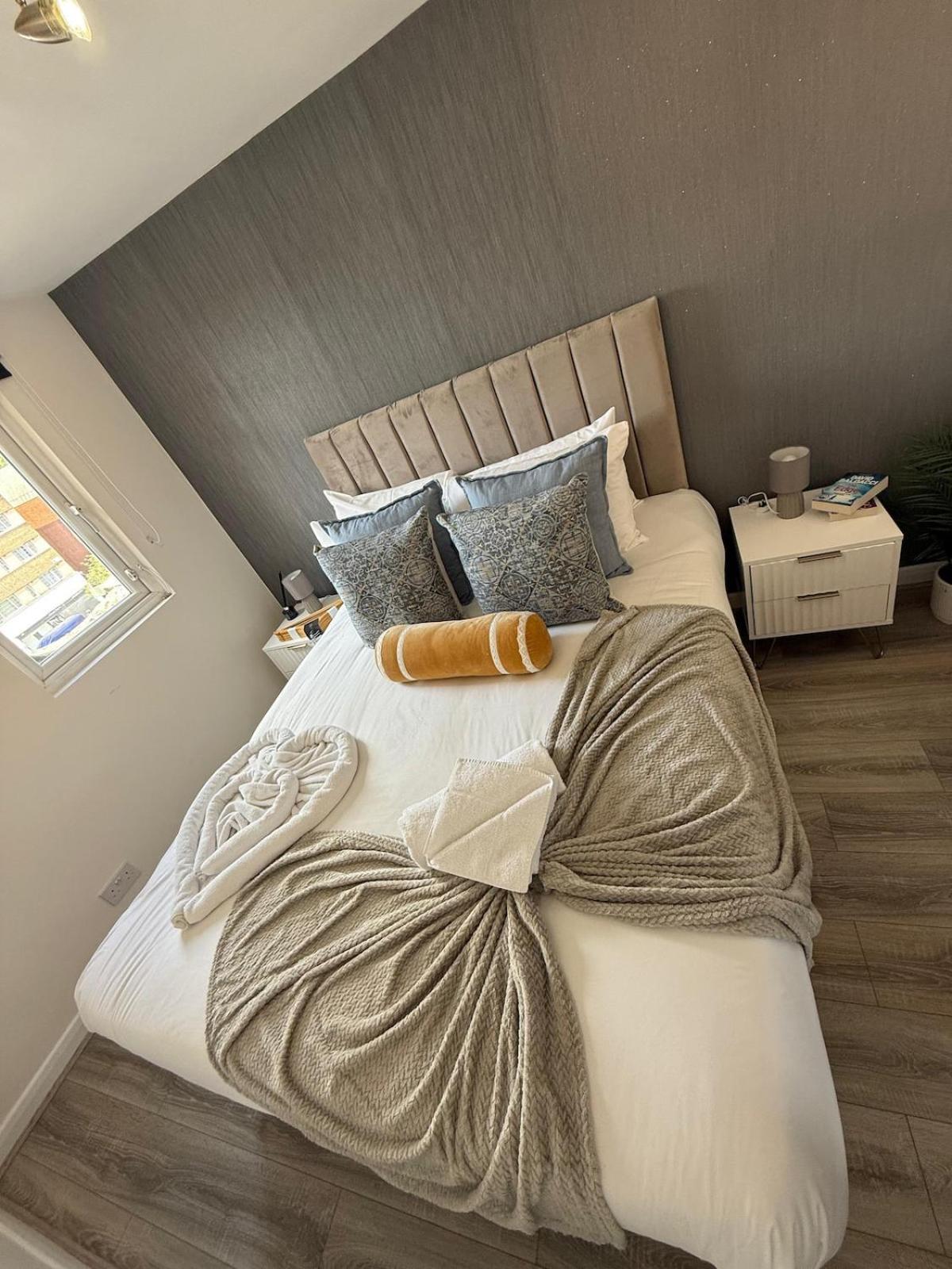 Cozy & Contemporary 2-br Flat Near Shops & Transit