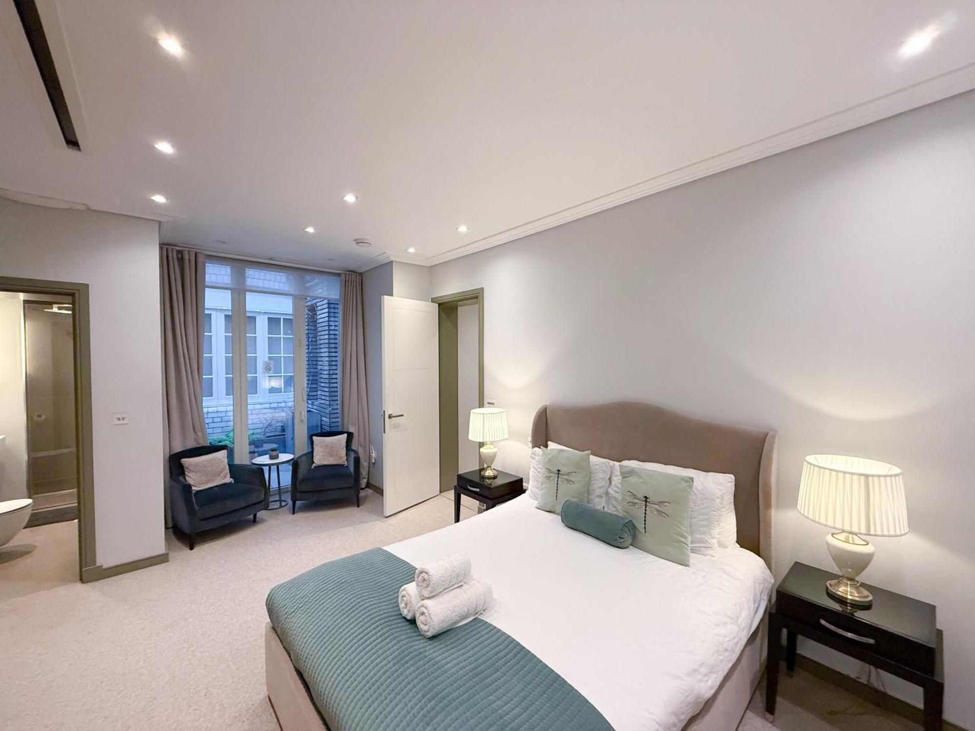 Luxurious 3-bedroom & 3-bathroom Flat With Private Patio & Indoor Fireplace In Mayfair Apartment