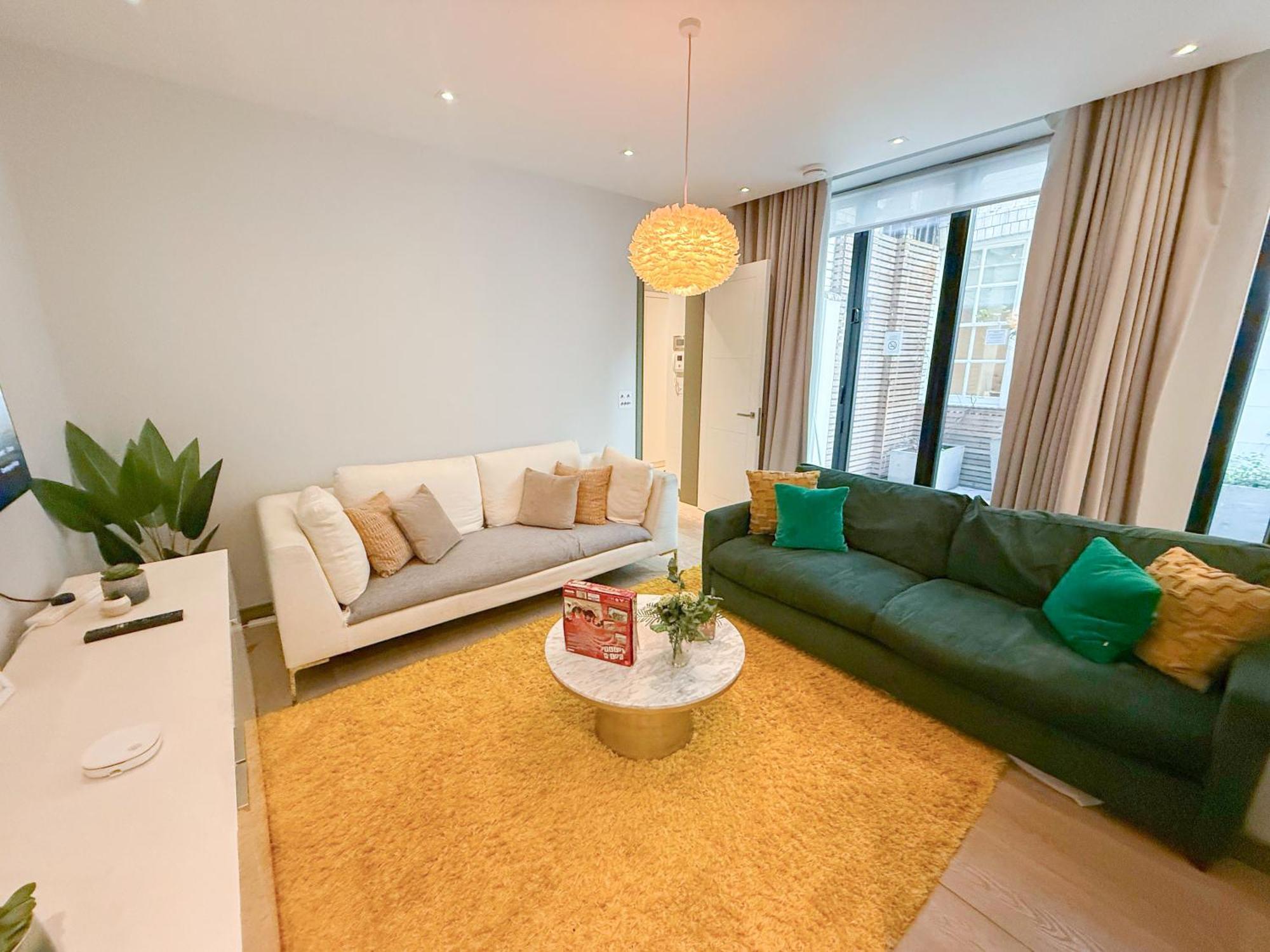 Luxurious 3-bedroom & 3-bathroom Flat With Private Patio & Indoor Fireplace In Mayfair Apartment