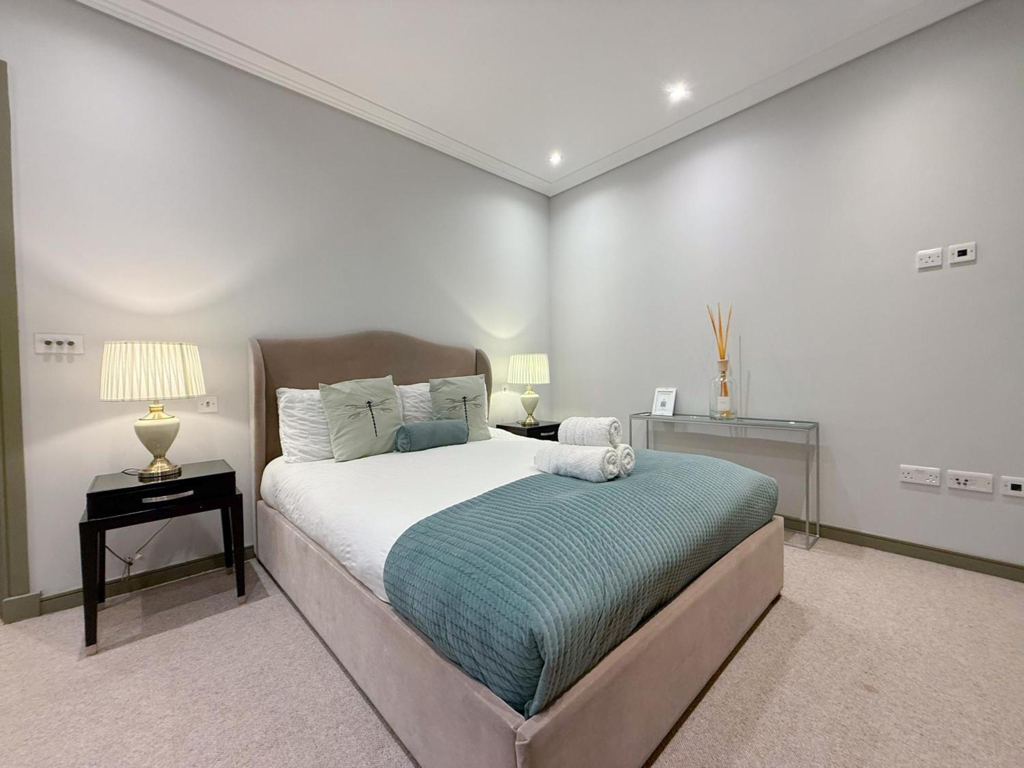 Luxurious 3-bedroom & 3-bathroom Flat With Private Patio & Indoor Fireplace In Mayfair